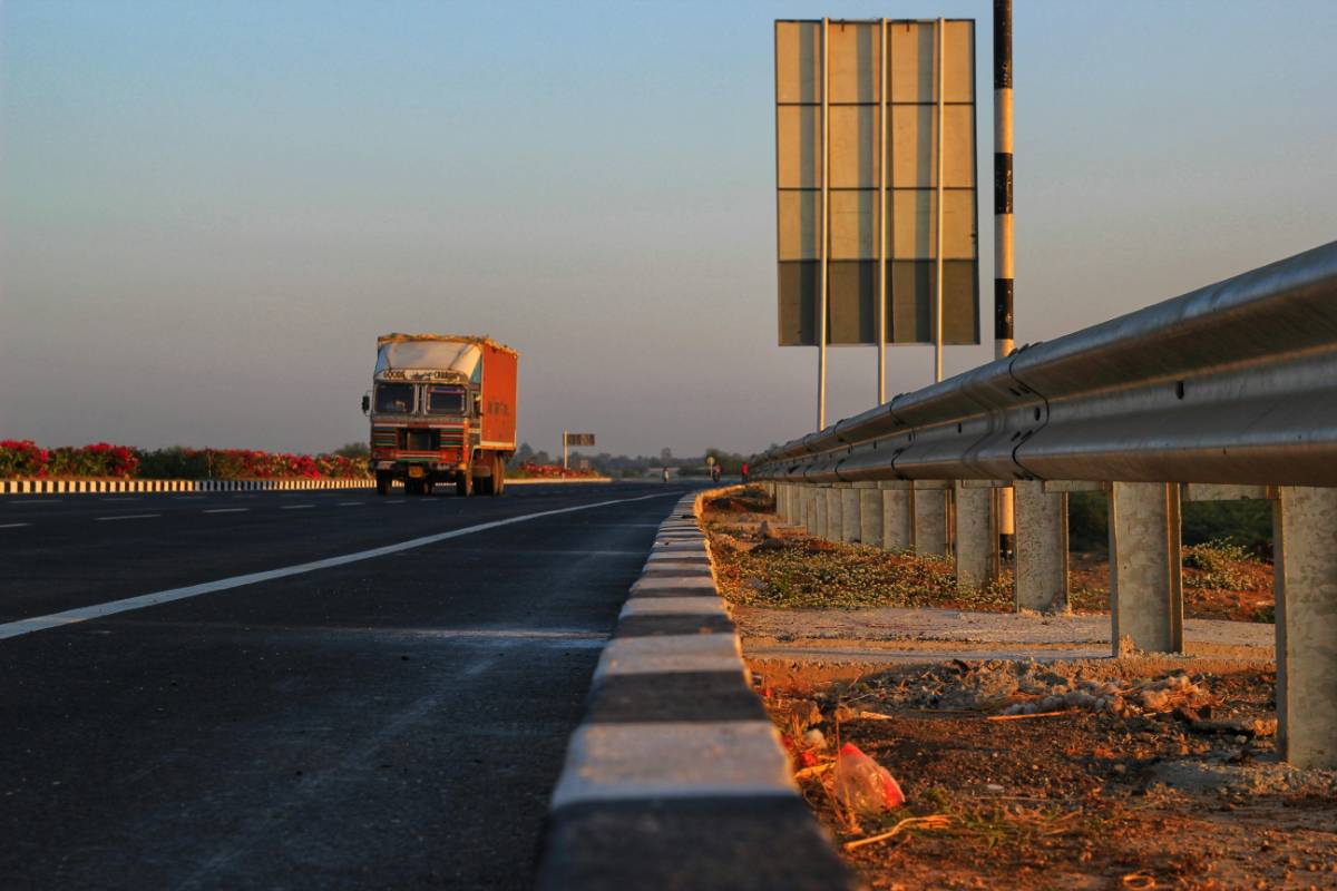 Truck Insurance for Long-Haul vs. Short-Haul Operations